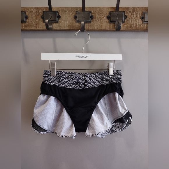 Lululemon Run Hotty Hot Shorts II 2.5" In Monochromic White/Monochromic Black - Picture 10 of 13